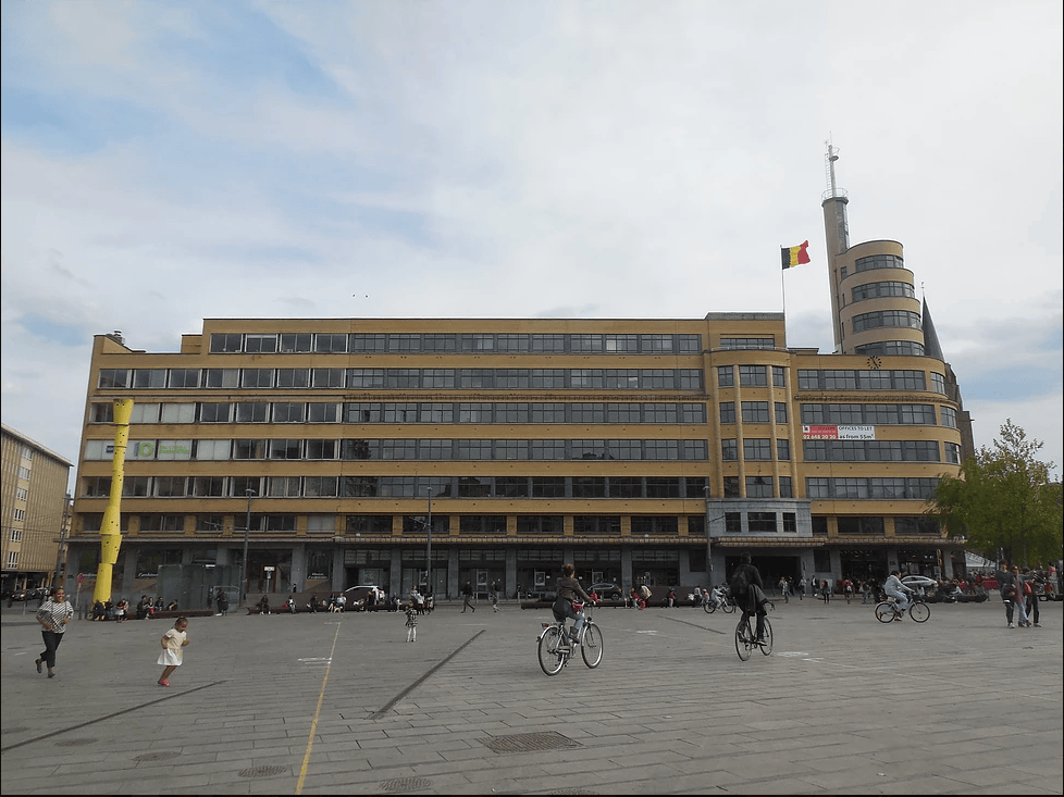 La place Flagey et son paquebot