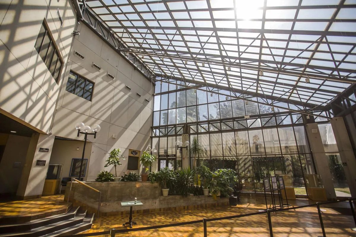 [캐나다] 더 많은 서가 공간을 만들기 위해 팝업 북 판매를 개최하는 St. Catharines 도서관 도서관디자인연구소