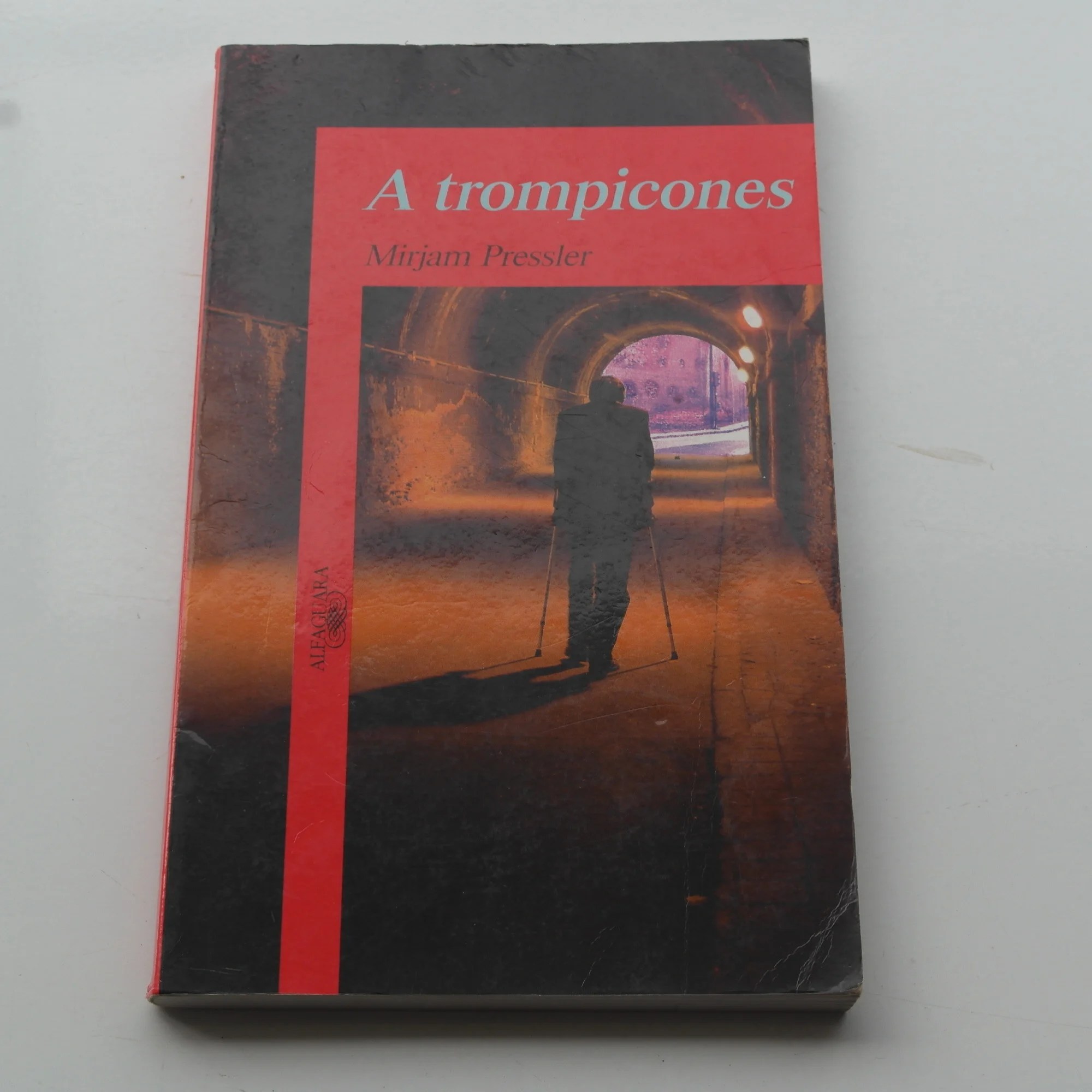 A trompicones