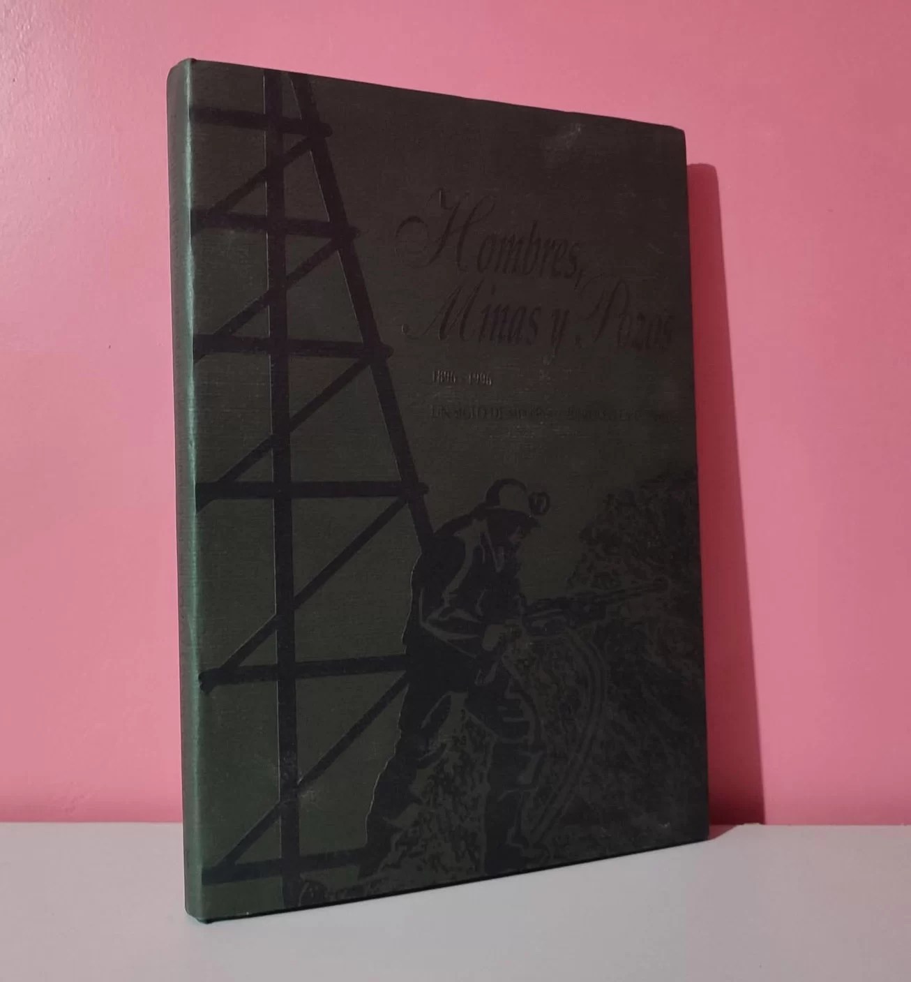 Hombres, minas y pozos 1886-1996. Un siglo de minería y petroleo en el Perú