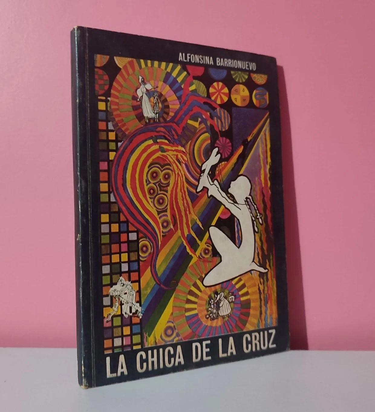 La chica de la cruz