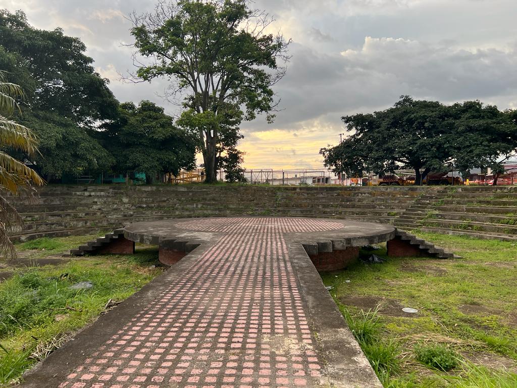Nosotros: Liceo José Joaquín Jiménez Núñez, Liceo Napoleón Quesada Salazar. Antiguo anfiteatro.