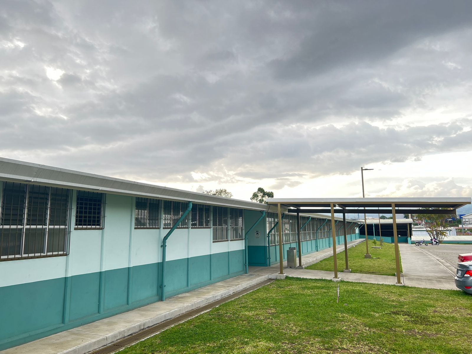 Liceo José Joaquín Jiménez Núñez, Liceo Napoleón Quesada Salazar. Parqueo