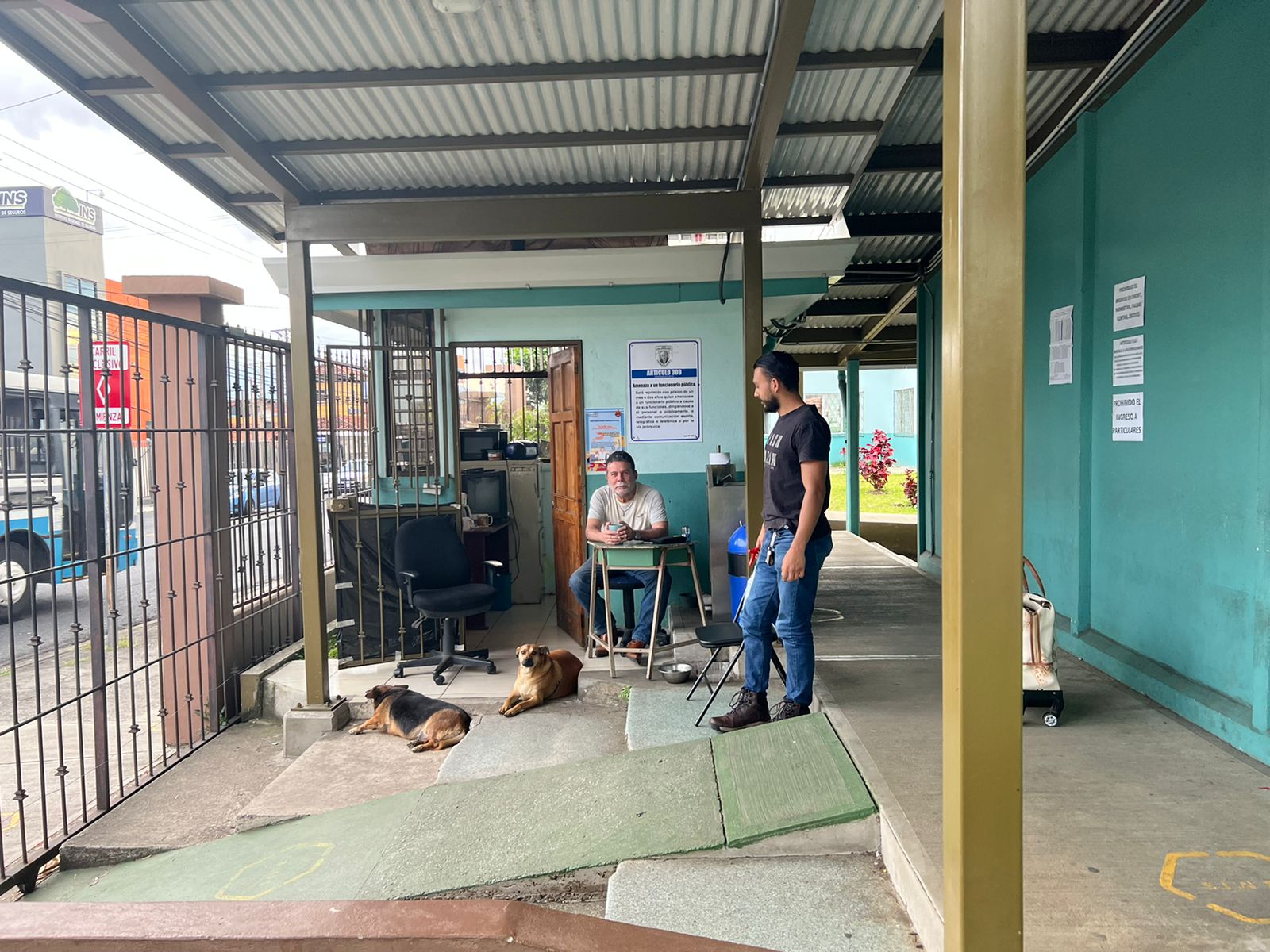 Nosotros: Liceo José Joaquín Jiménez Núñez, Liceo Napoleón Quesada Salazar. Entrada