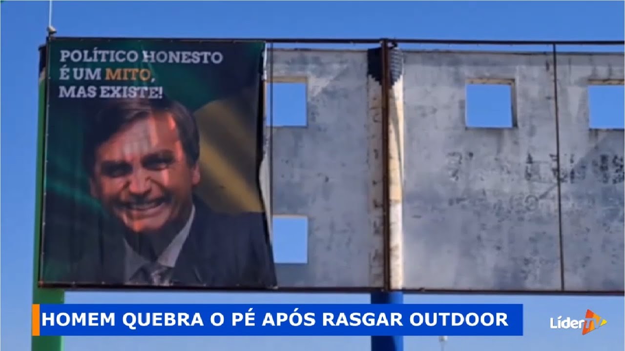 EXCLUSIVO: Homem quebra a perna após rasgar outdoor de apoio a Bolsonaro