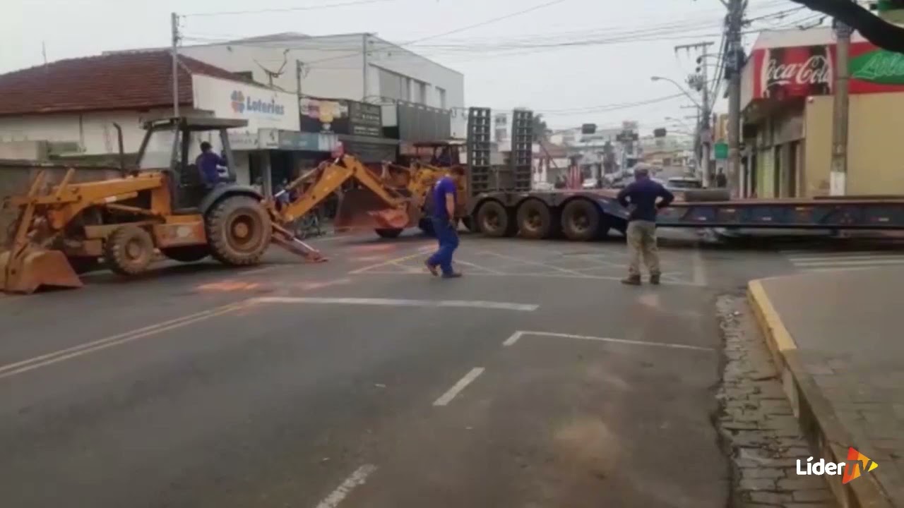 Carreta trava trânsito em avenida no Centro de Paraíso