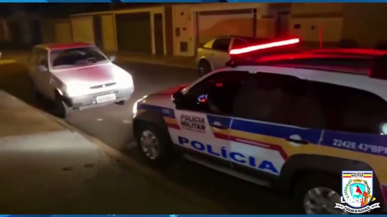 Criança recebe visita de policiais militares em festa de aniversário