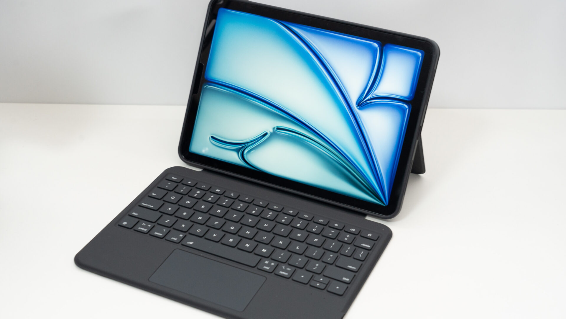 新設計】分離可能&縦横両方スマートコネクターで接続できるiPad用