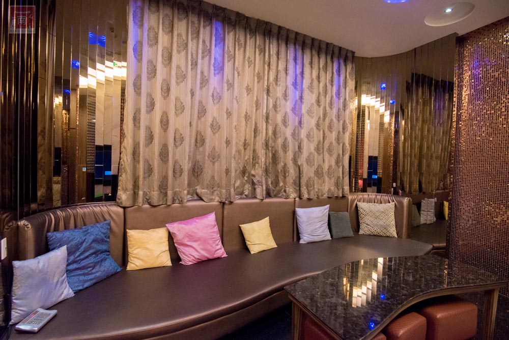 【住宿】在房間也能唱KTV｜寬敞空間大浴缸和維琪浴｜戶外SPA水柱｜獨立停車空間｜近奇美博物館.十鼓~~印水涵觀景motel