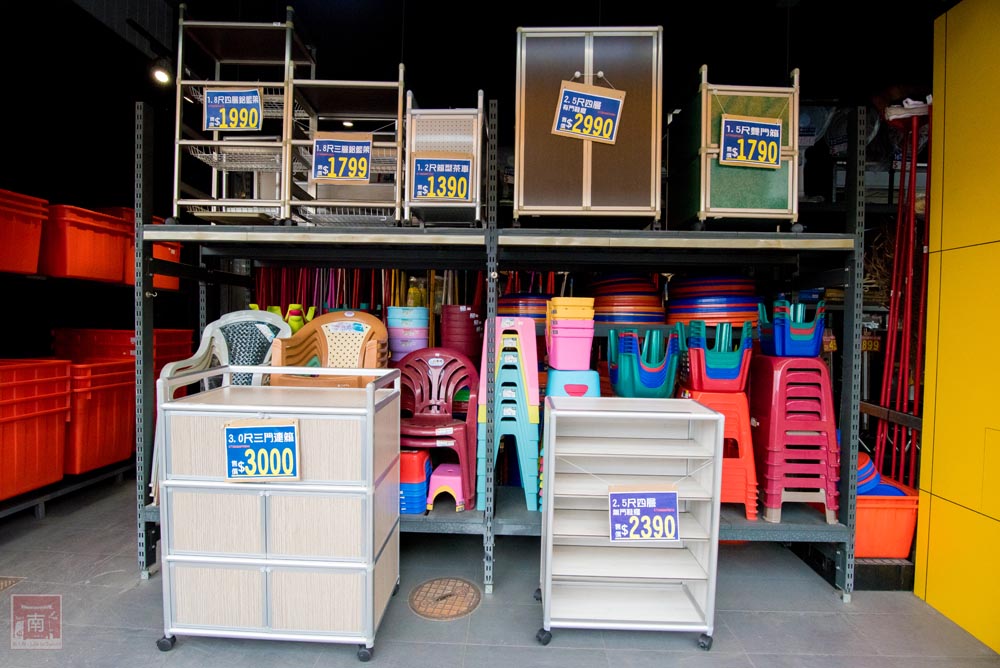 【台南五金百貨】安南區五金百貨，兩層樓的購物空間，就像是小型的家樂福，食衣住行育樂一應具全，免費加入會員又可集點折現金~愛厝五金生活百貨