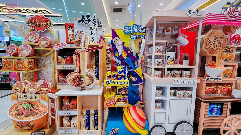 【超商】鑽石閃亮光芒風格7-ELEVEN，店內以OPEN!家族為設計主軸，首創精品巧克力專區及全球精品專區，並結合多品牌進駐，還有思樂冰和霜淇淋~7-ELEVEN亞萬門市