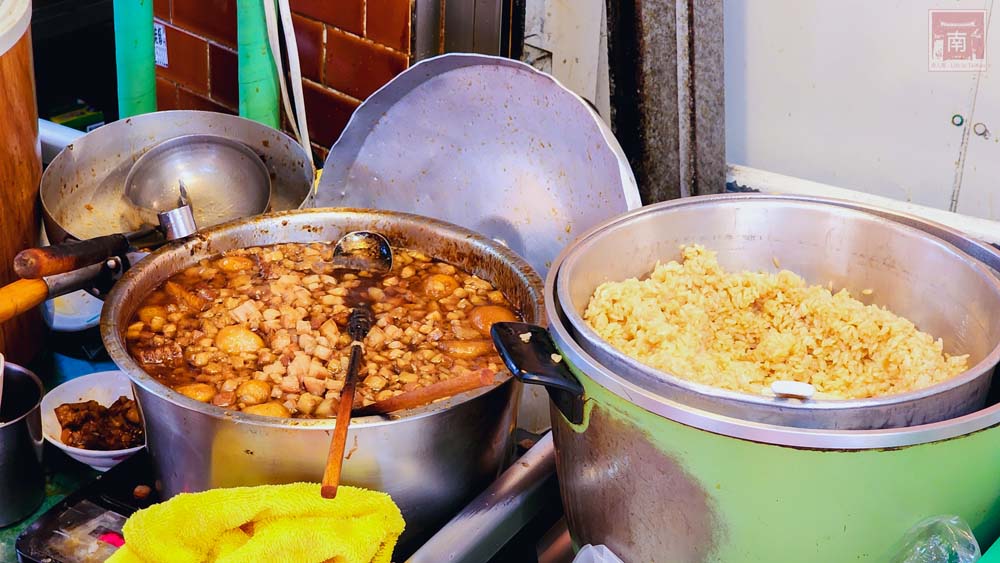 【臺南美食】台南開了40年的肉燥飯、虱目魚,每天都是滿滿人潮,蝦仁飯15元、魚皮湯45元~炎坤肉燥飯 【臺南美食】台南開了40年的肉燥飯、虱目魚,每天都是滿滿人潮,蝦仁飯15元、魚皮湯45元~炎坤肉燥飯