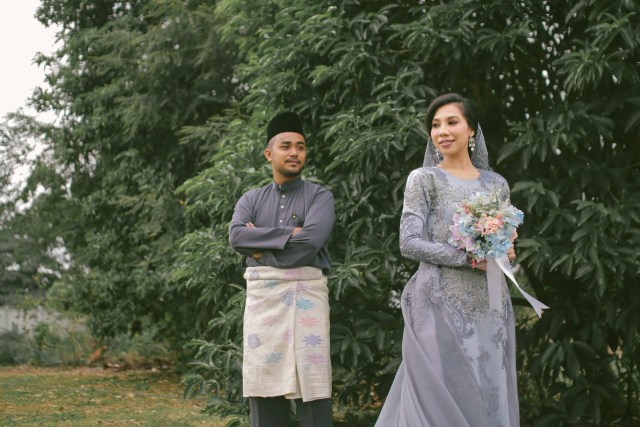 woman wearing gray floral dress