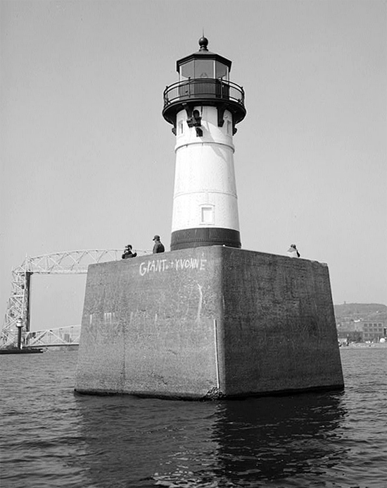 Read reviews, search by map and rent your dream cabin rentals in duluth with expedia. Duluth Harbor North Breakwater Lighthouse, Minnesota at