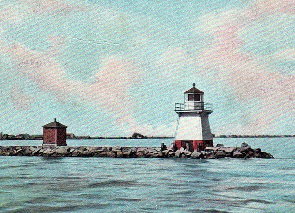 With our townhouses that sleep up to six . Port Clinton Lighthouse, Ohio at Lighthousefriends.com