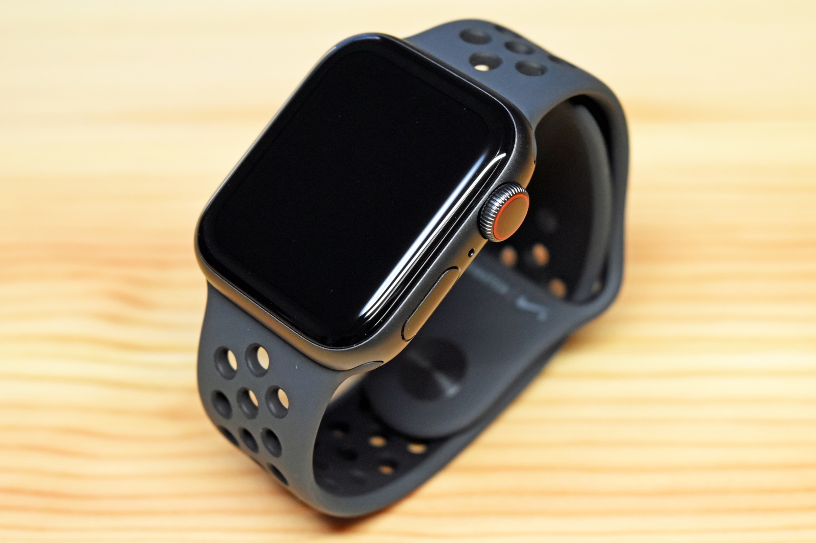 開封レビュー】専用文字盤とバンドがカッコいい！Apple Watch Series4