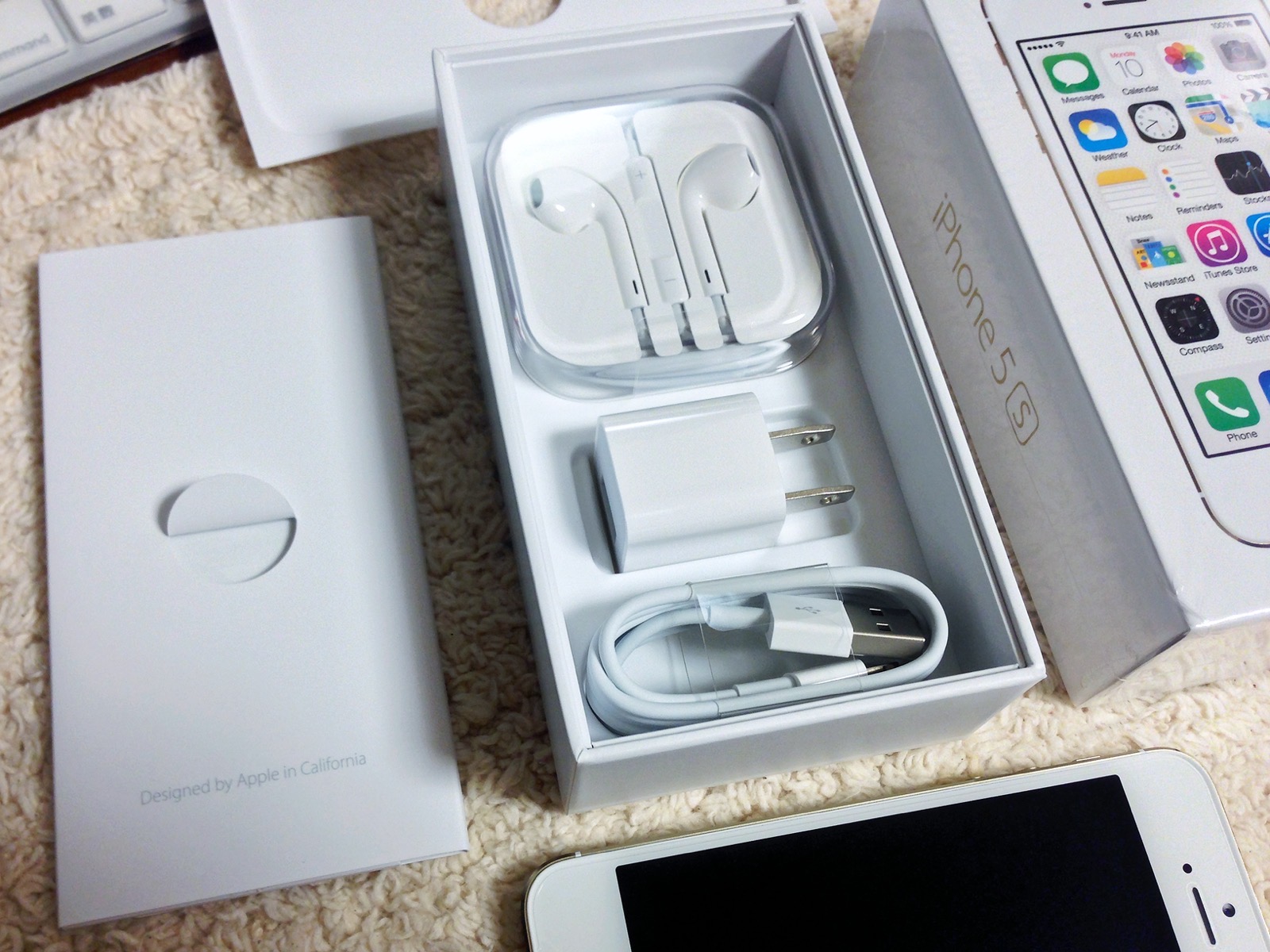 Apple iPhone5S（ゴールド本体と付属品） iPhone5sゴールド購入！開封レビュー