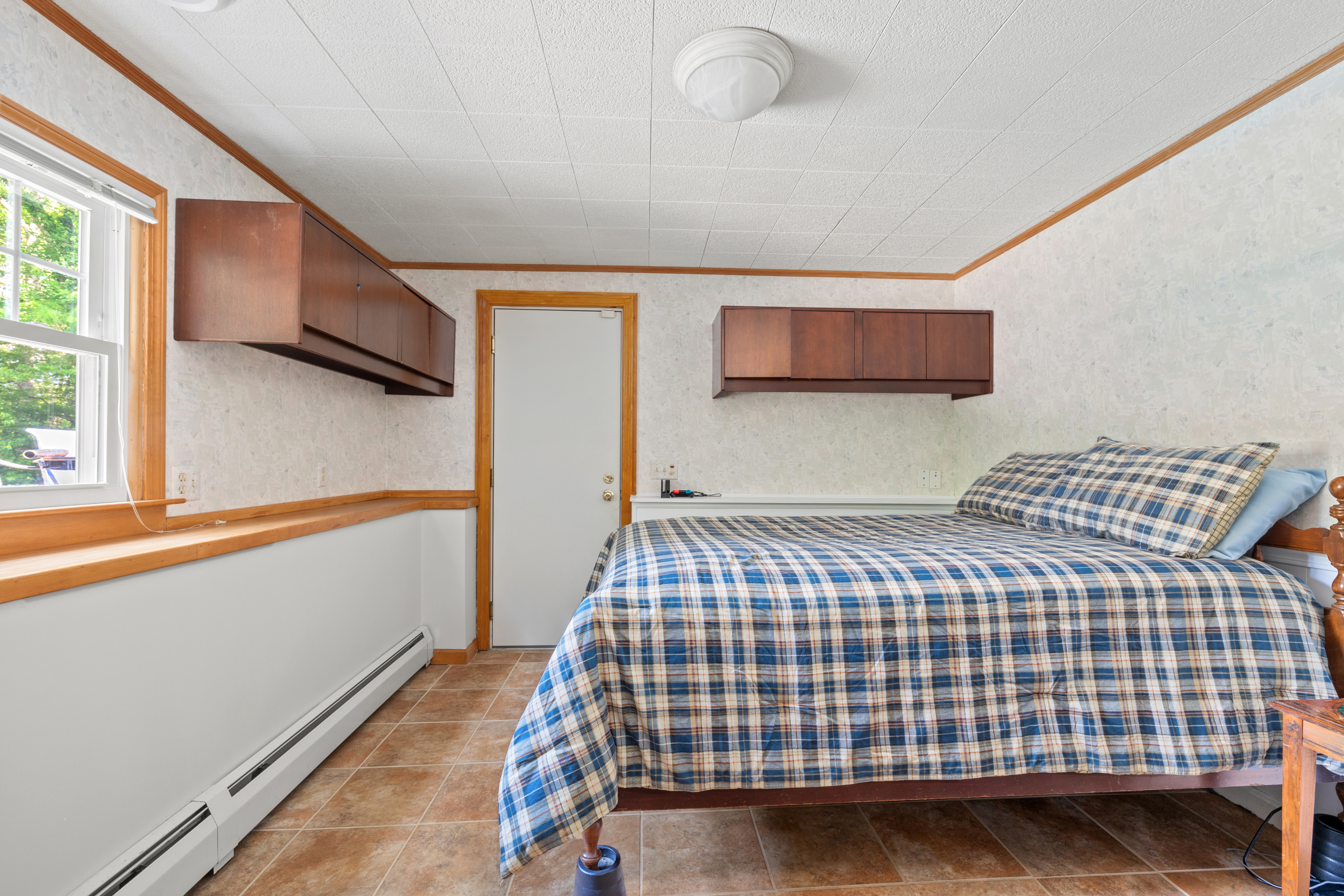 英7” Naked Truth (4) Two Little Rooms DM287 Deram /00080 Mayville Brown Cherry Sleigh Bedroom Set - Luna Furniture