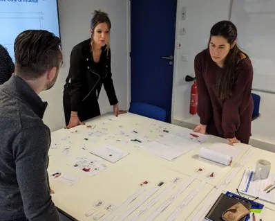 Une partie de Cons'eau entreprise en moment de collaboration et construction d'équipe sous le format formation et atelier de teambuilding.