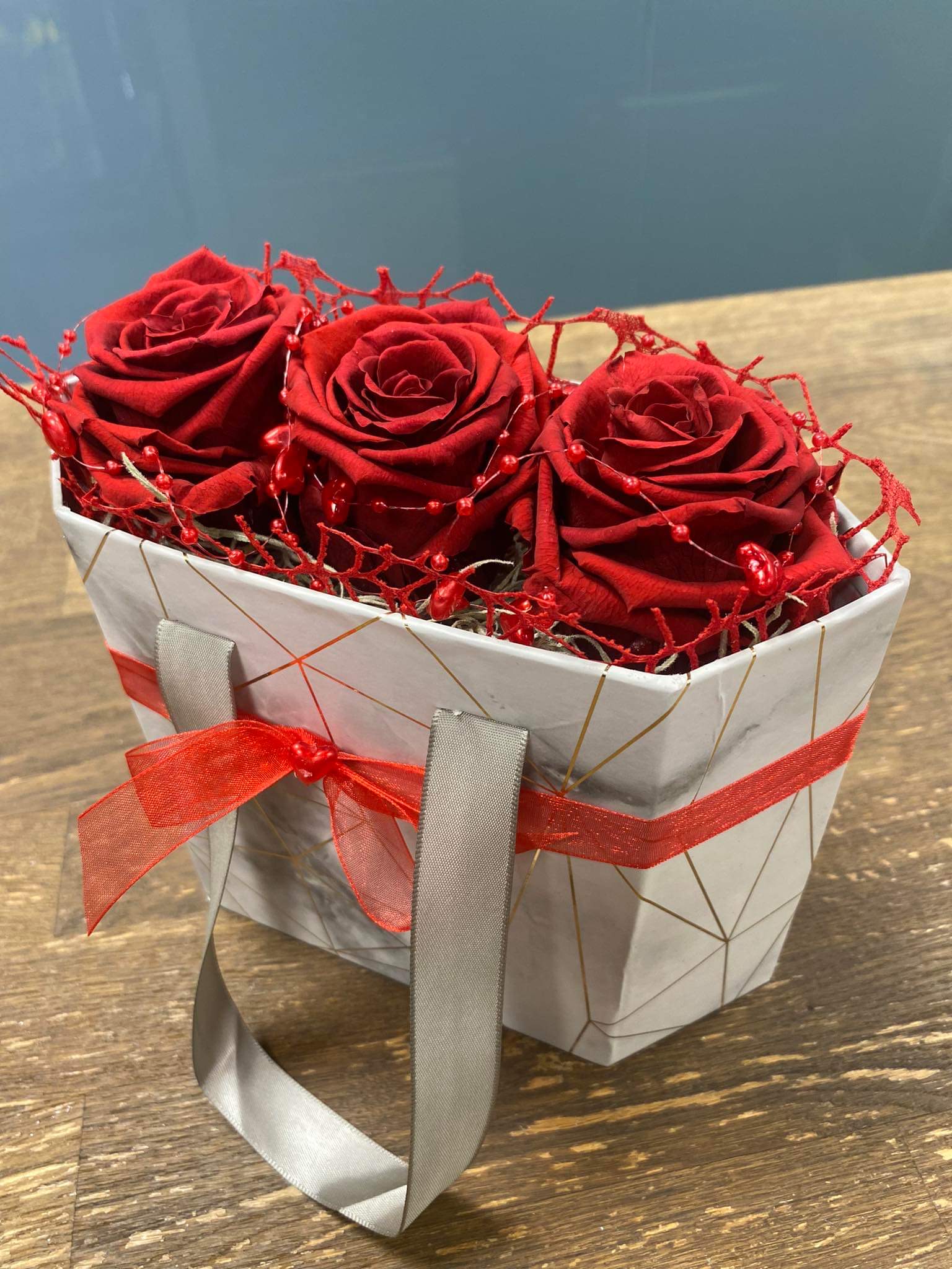 Uinuvate roosidega seade kinkekarbis