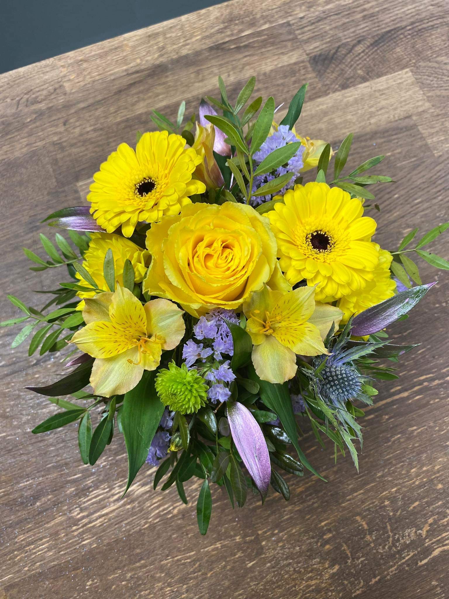 Lilleseade keraamilises aluses