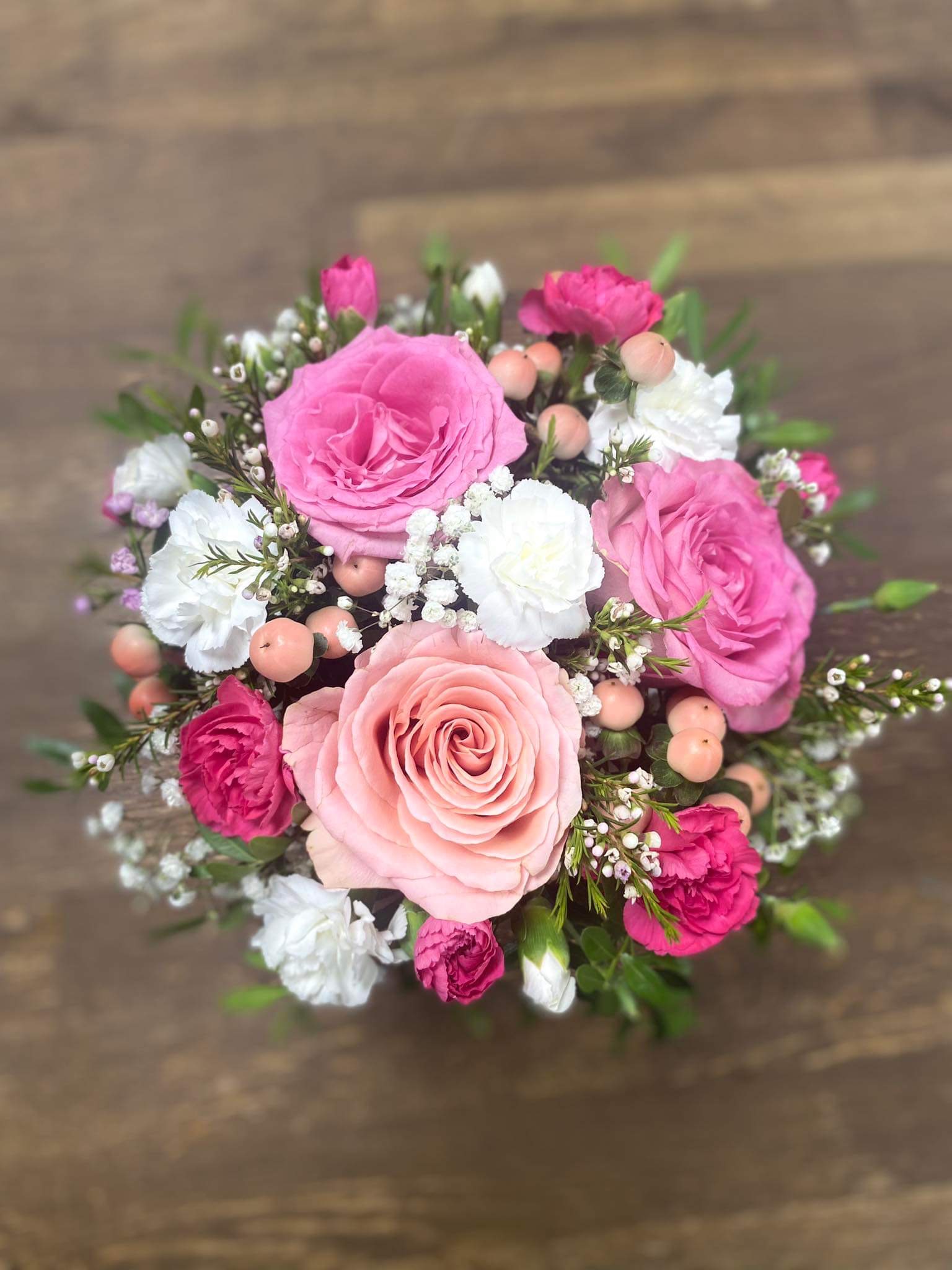 Lilleseade keraamilises aluses