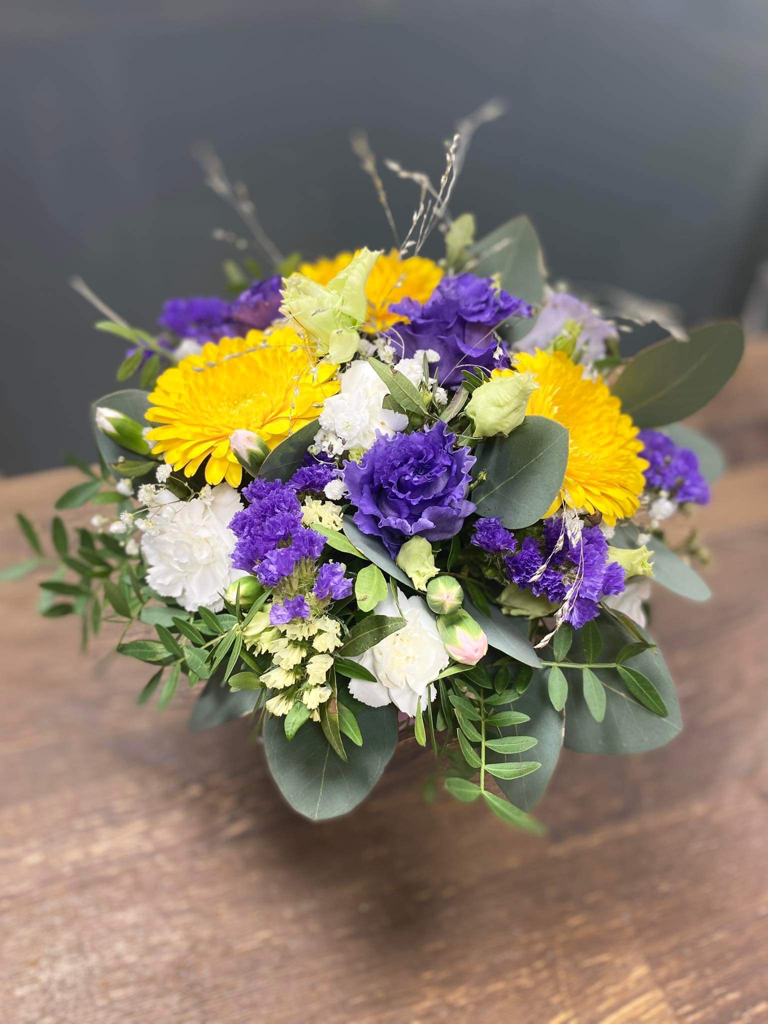 Lilleseade keraamilises aluses