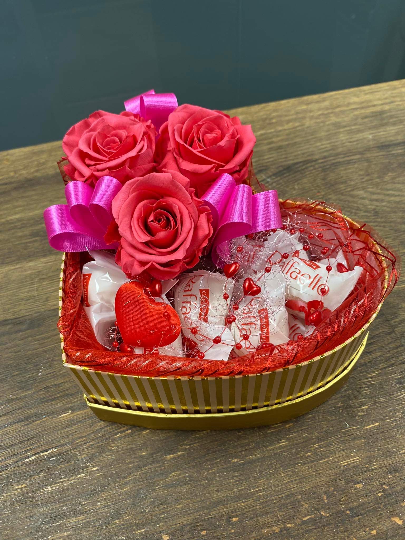 Uinuvad roosid koos maiustustega