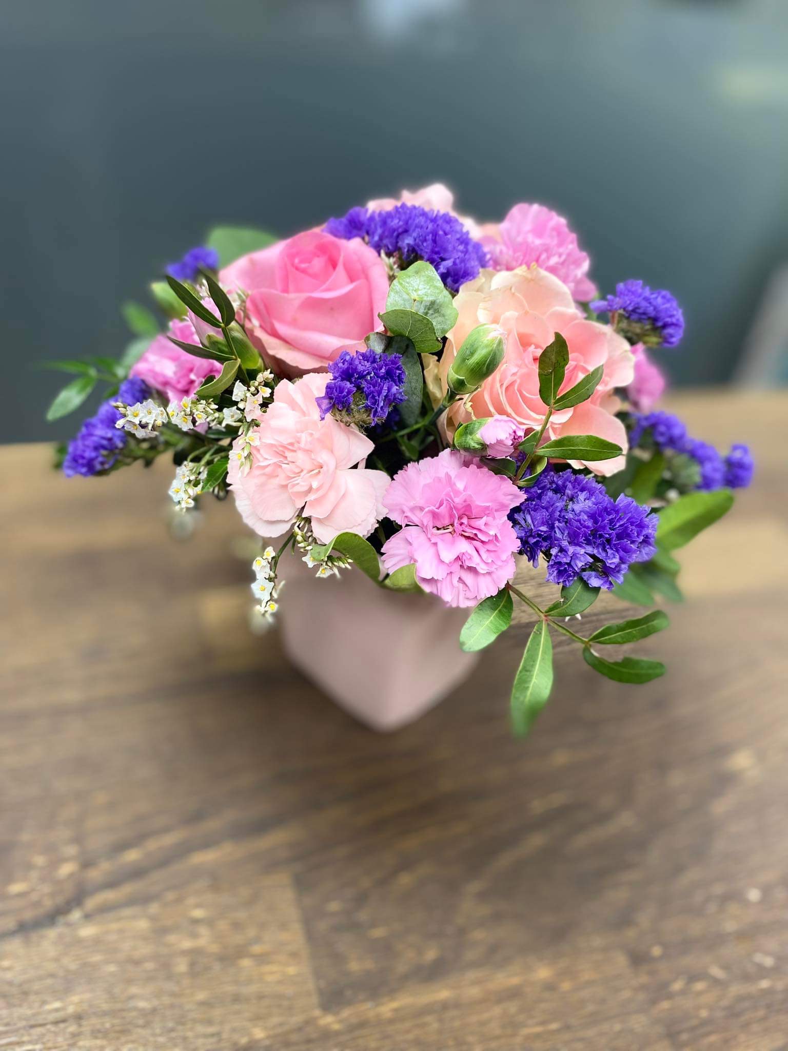 Lilleseade keraamilises aluses