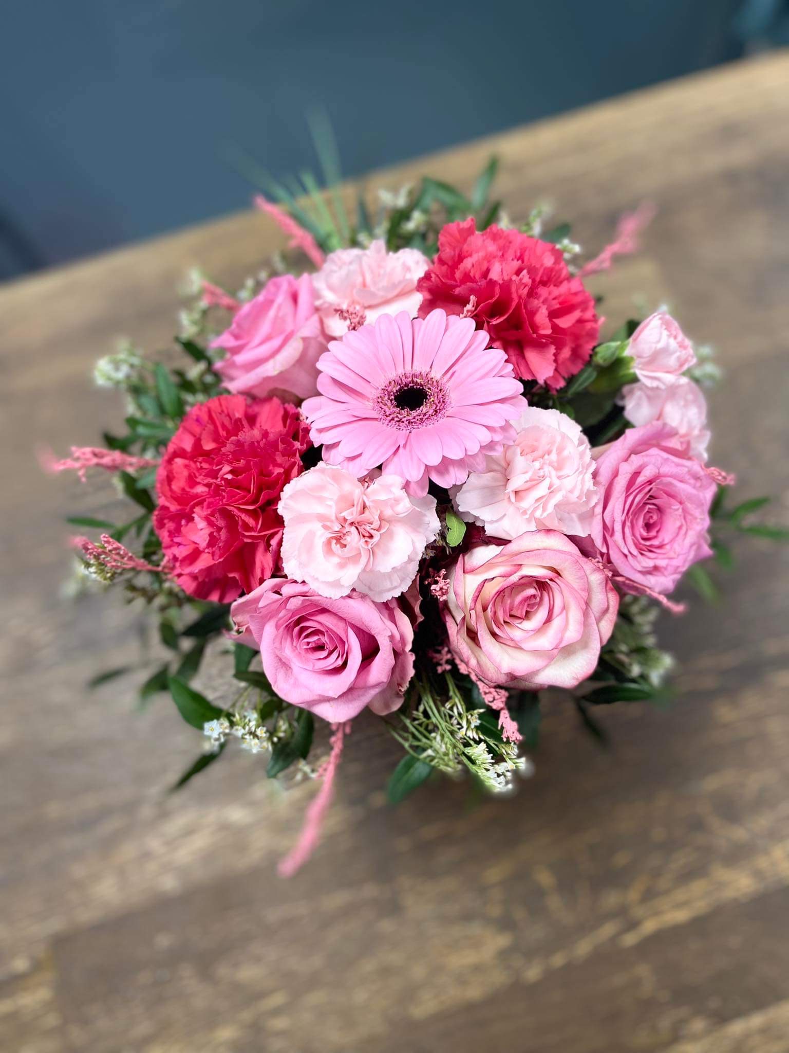 Lilleseade keraamilises aluses