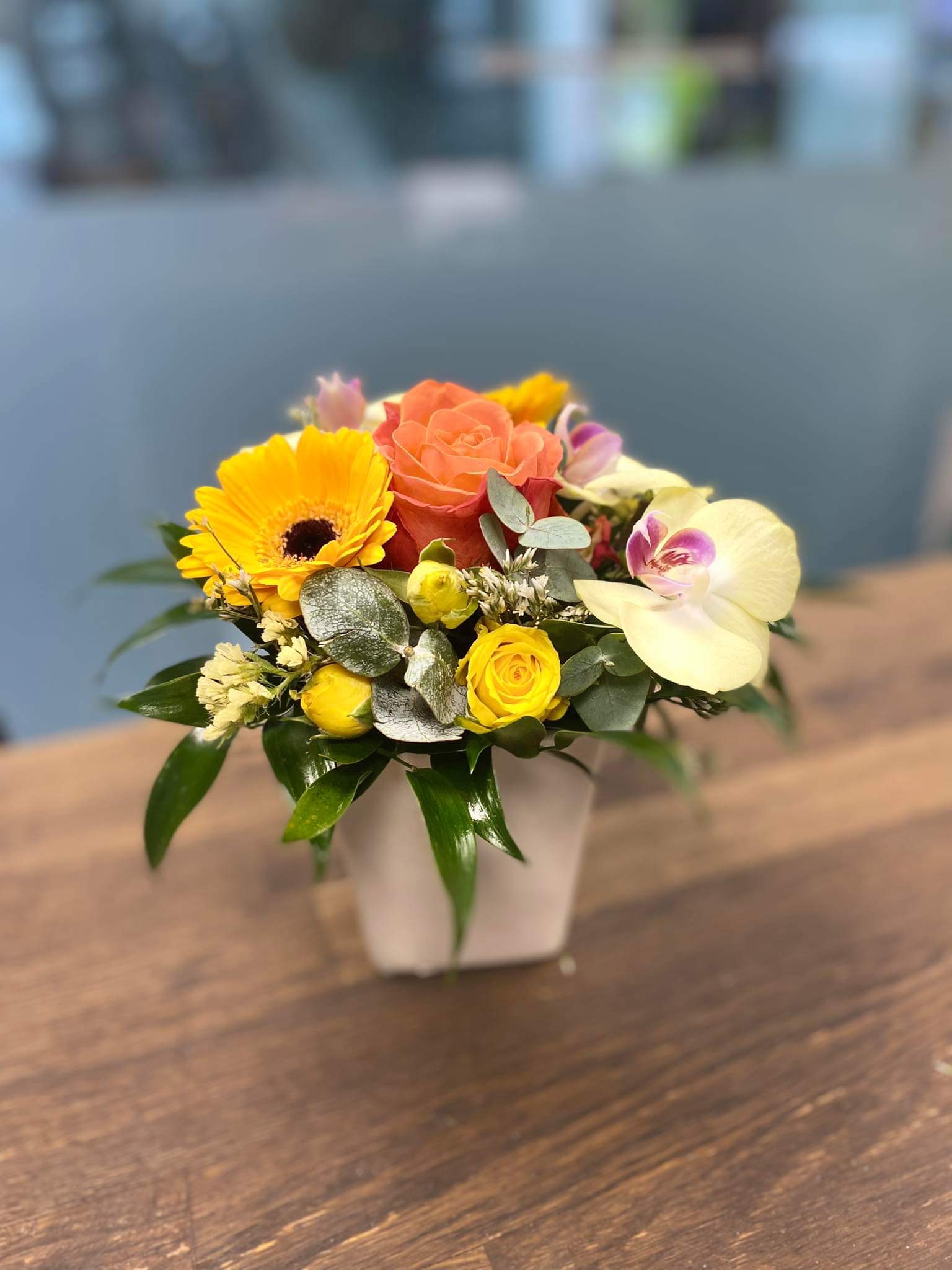 Lilleseade keraamilises aluses