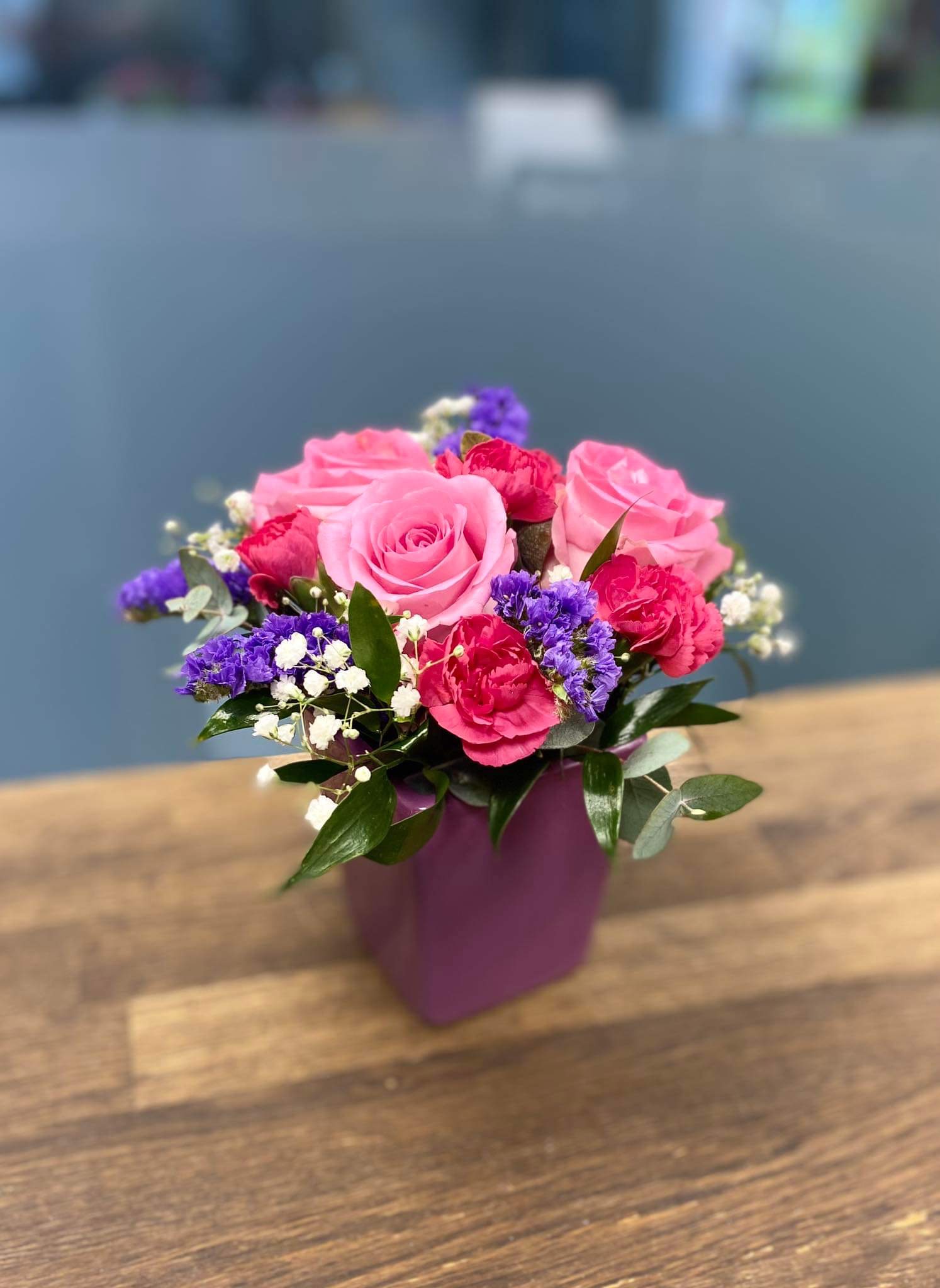 Lilleseade keraamilises aluses