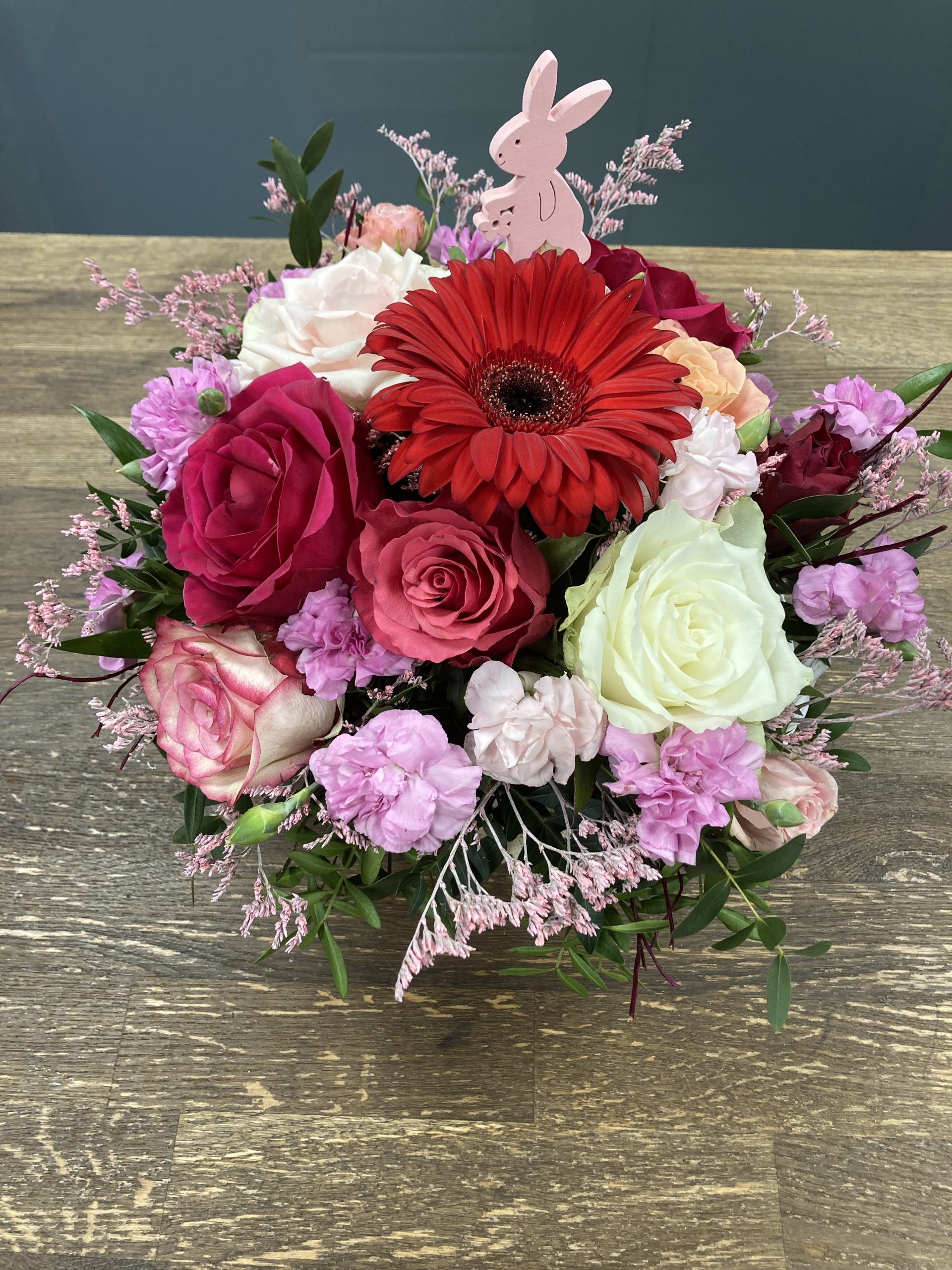 Lilleseade keraamilises aluses