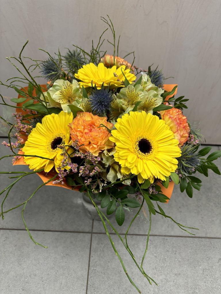 Kollaste gerberatega lillekimp