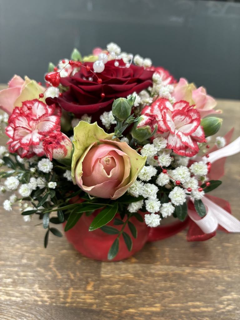 Lilleseade keraamilises kruusis