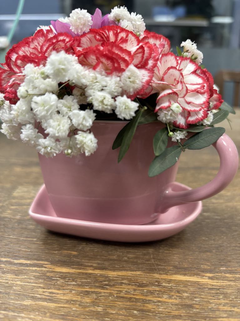 Lilleseade keraamilises kruusis