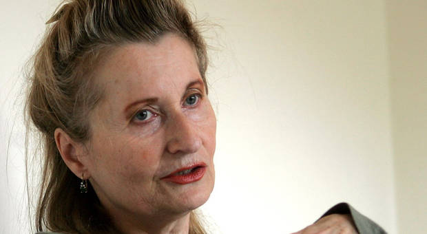 Die außergewöhnlich kräftige und sarkastisch-derbe Sprache ist ein Alleinstellungsmerkmal von Jelineks Prosa.