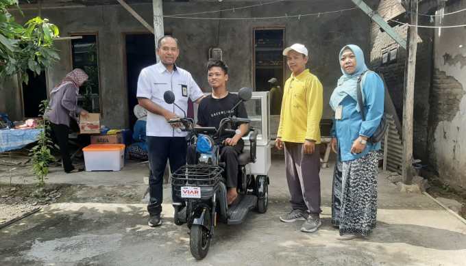 Dapat Bantuan Sepeda Listrik, Disabilitas Penjual Kebab Kini Lebih Mudah Berjualan dan Lanjut Pendidikan SMK