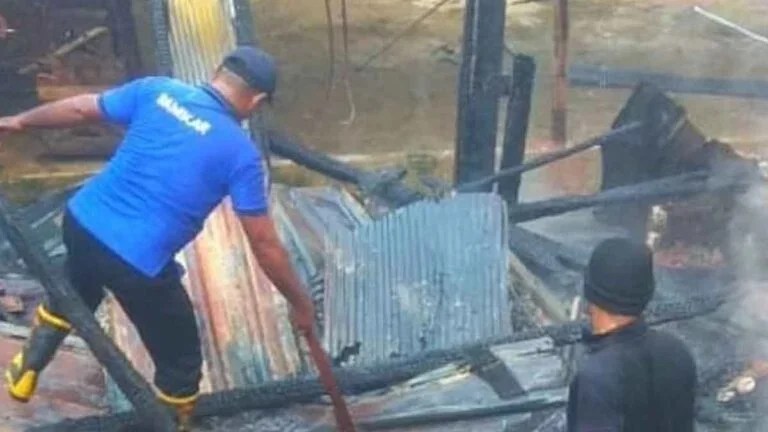 Lapak yang Hangus Terbakar
