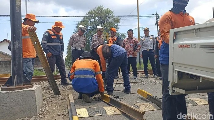 Perlintasan kereta api tanpa palang pintu di Blitar. Sumber foto: www.detik.com