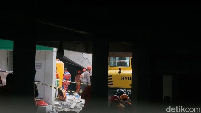 Proses pencarian korban yang masih tertimpa reruntuhan musholla. Sumber foto: www.detik.com