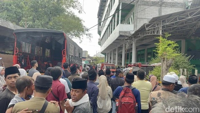Situasi setelah berhasilnya 2 korban dievakuasi dari reruntuhan. Sumber foto: www.detik.com