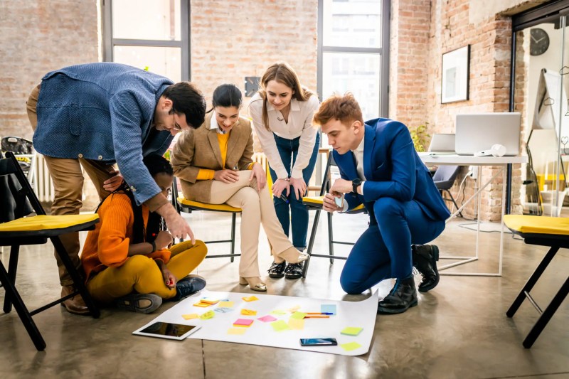 Equipo implementando automatización digital