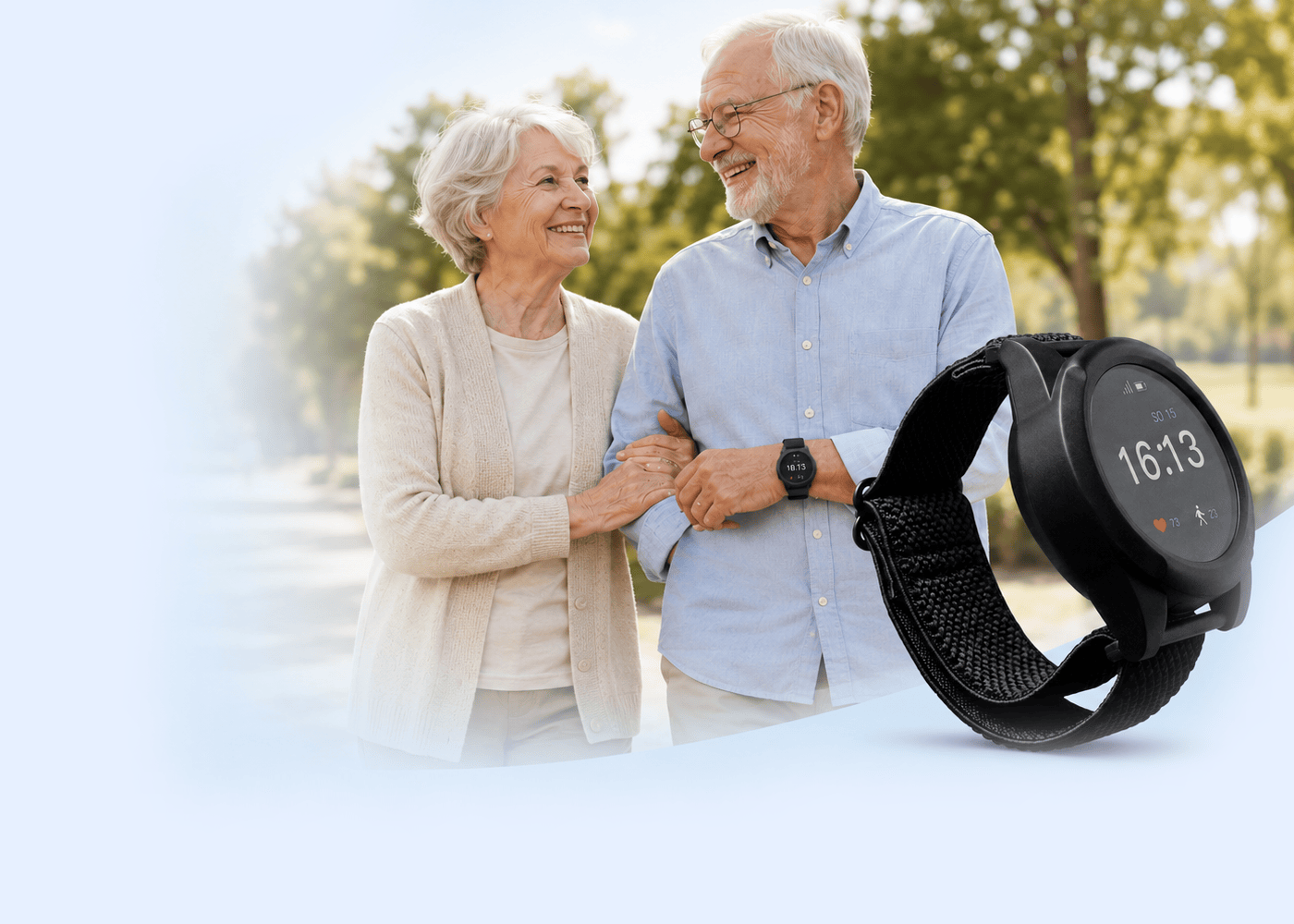 Paar geht mit Smartwatch spazieren