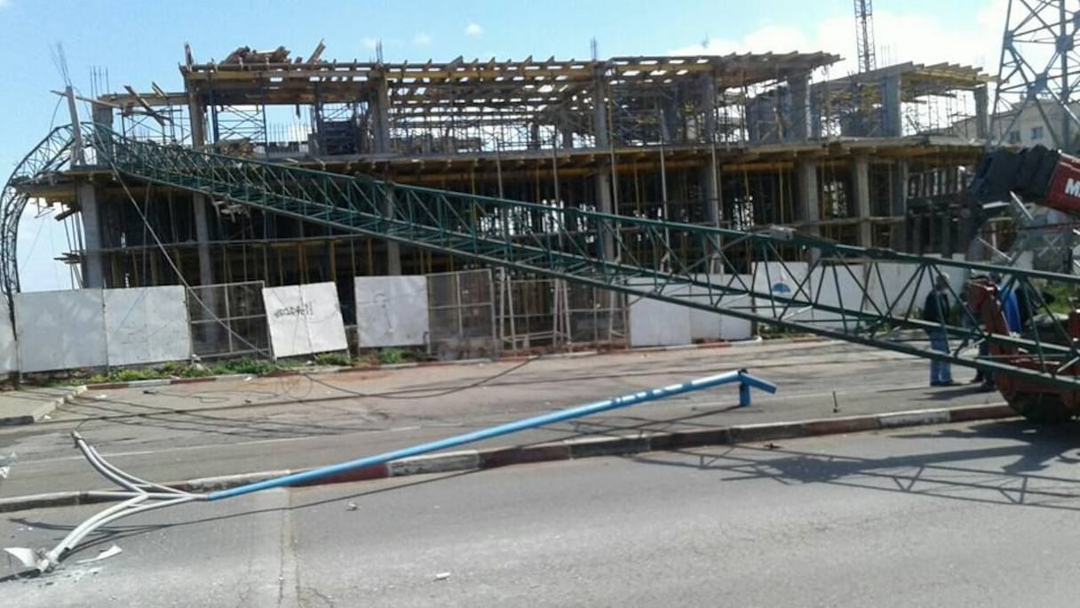 رافعة تسقط فوق تقنيين وتُنهي حياتهما