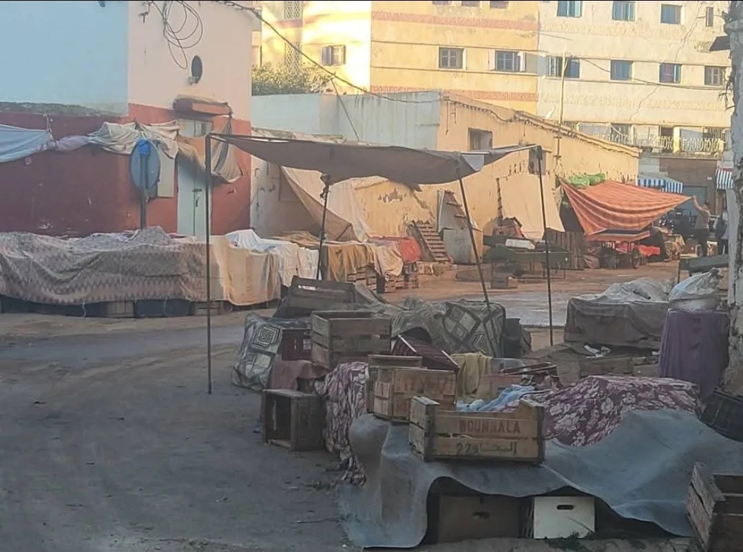 احتلال الأرصفة والطرقات قرب المستشفى الحسني. وإلى متى يستمر صمت السلطات؟