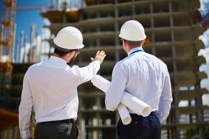 قرار قضائي حاسم: المهندس المعماري يتحمل مسؤولية عيوب البناء إلى جانب المقاول