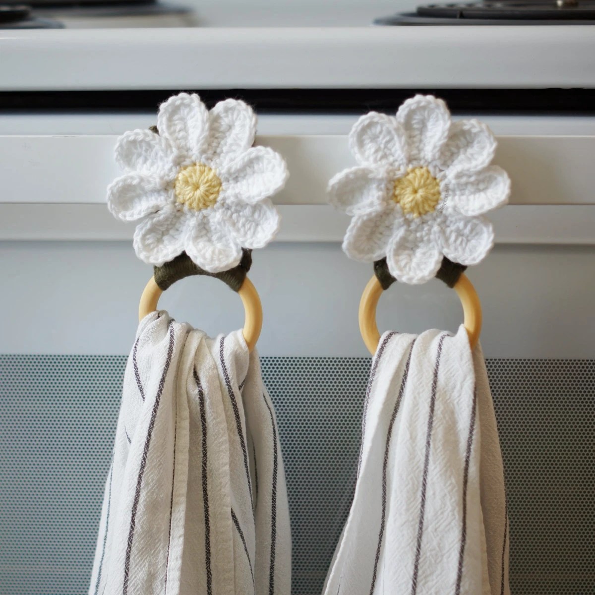 crochet daisy towel holder