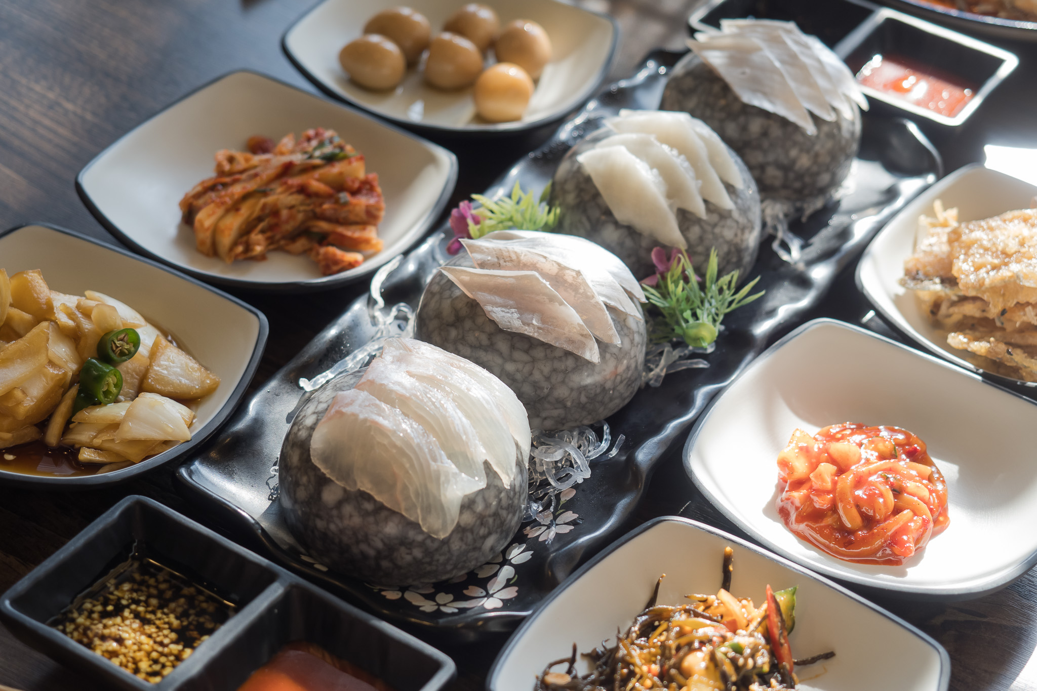 濟州島美食｜西歸浦【滿足的商會】(만족한상회)。名物白帶魚與醬蟹的銷魂海味餐桌