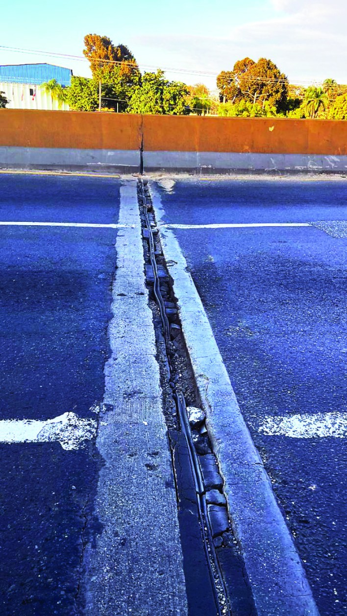 Las juntas de unión de los elevados de la autopista Duarte están deteriorados,